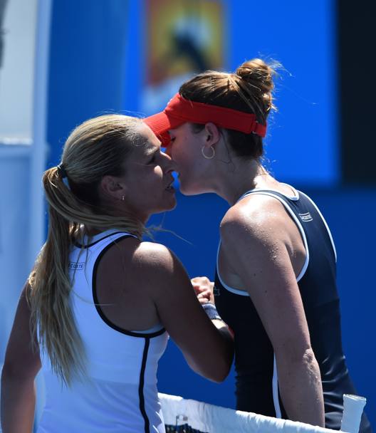 Dominika Cibulkova (a sinistra) al termine del match vincente con Alize Cornet (Afp)